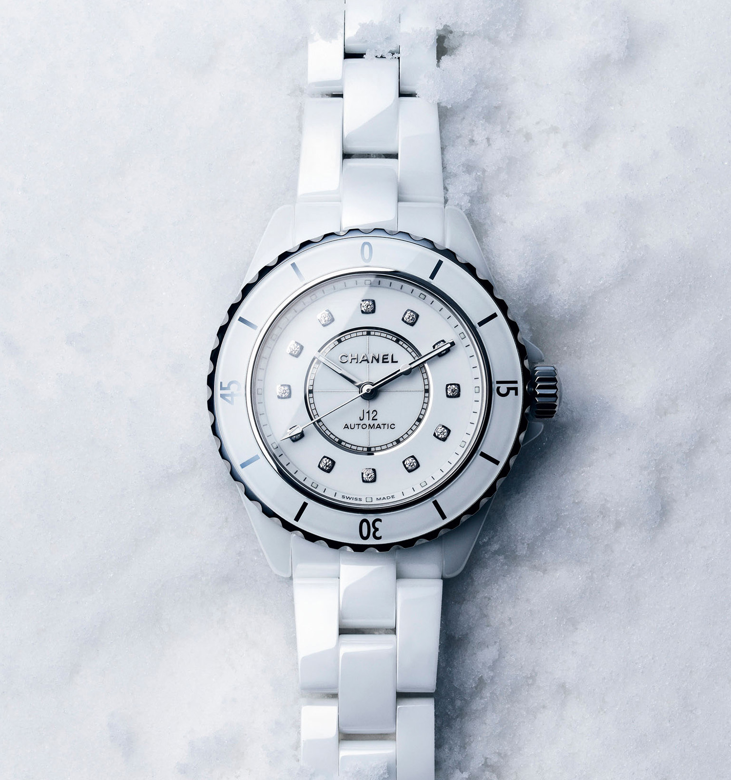Chanel dévoile la J12 en céramique bleue mate